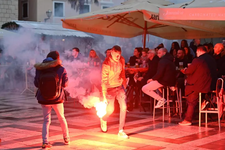 Navijači prate utakmicu Hrvatska - Maroko u Makarskoj