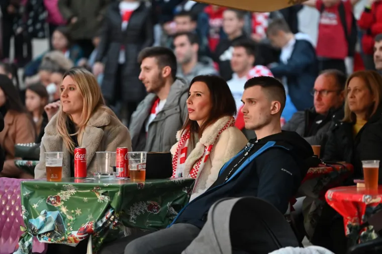 Navijači prate utakmicu Hrvatska - Maroko u Makarskoj
