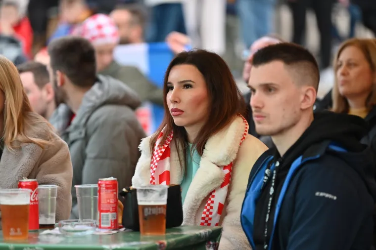 Navijači prate utakmicu Hrvatska - Maroko u Makarskoj