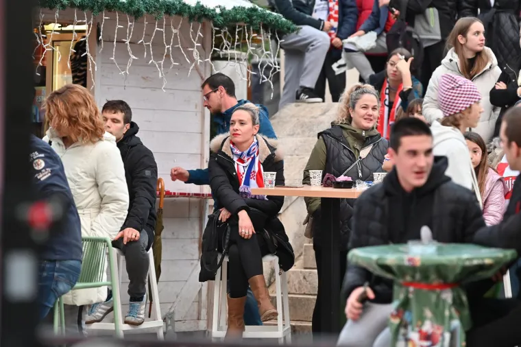 Navijači prate utakmicu Hrvatska - Maroko u Makarskoj