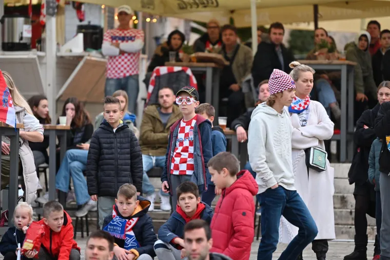 Navijači prate utakmicu Hrvatska - Maroko u Makarskoj