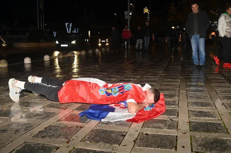 Za Vatrene se žestoko navijalo diljem Hrvatske: Uzavrela atmosfera, ludilo na ulicama i bakljada - pogledajte najbolje kadrove