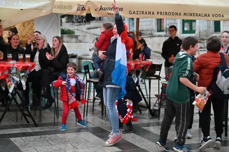 Navijači prate utakmicu Hrvatska - Maroko u Makarskoj