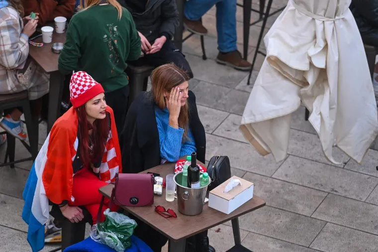 Navijači prate utakmicu Hrvatska - Maroko u Zadru