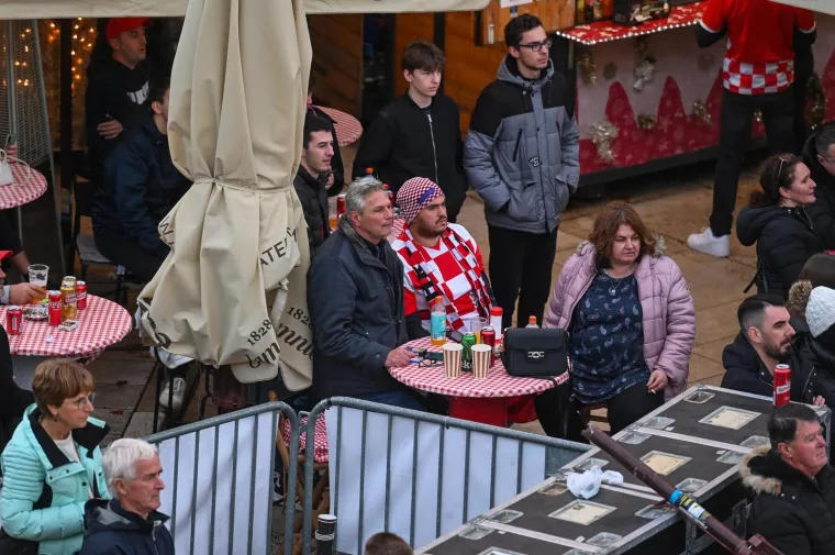 Navijači prate utakmicu Hrvatska - Maroko u Zadru