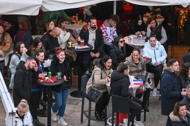 Navijači prate utakmicu Hrvatska - Maroko u Zadru