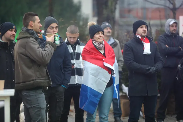 Navijači prate utakmicu Hrvatska - Maroko u Karlovcu