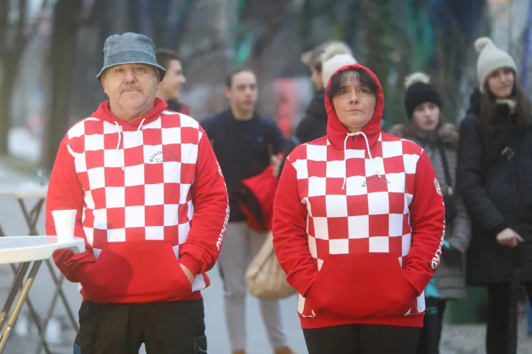 Navijači prate utakmicu Hrvatska - Maroko u Karlovcu