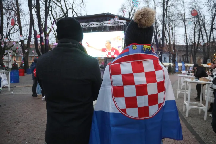 Navijači prate utakmicu Hrvatska - Maroko u Karlovcu