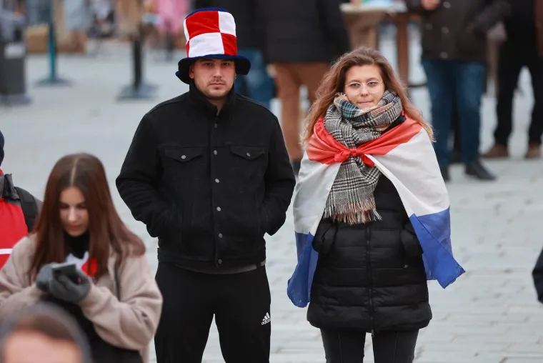 Navijači prate utakmicu Hrvatska - Maroko u Osijeku