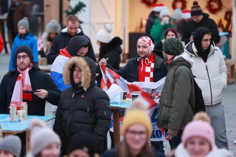 Navijači prate utakmicu Hrvatska - Maroko u Osijeku
