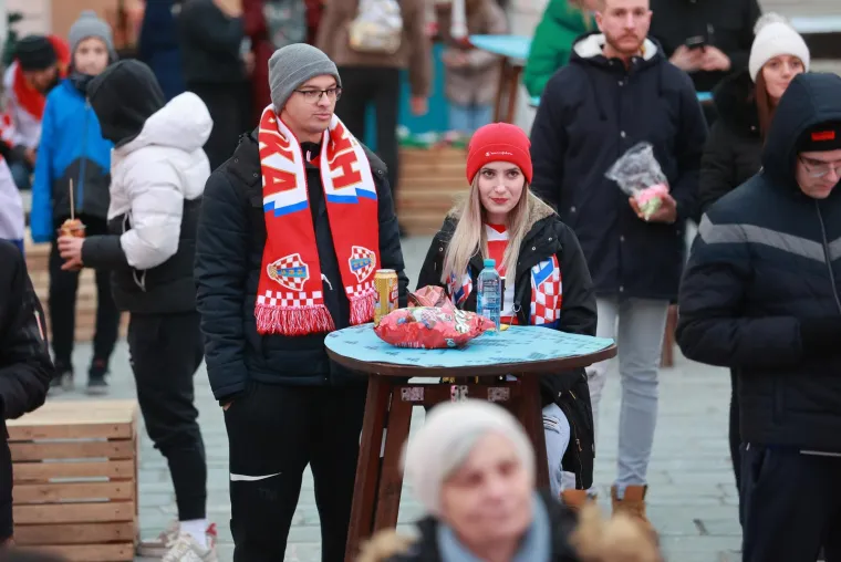 Navijači prate utakmicu Hrvatska - Maroko u Osijeku