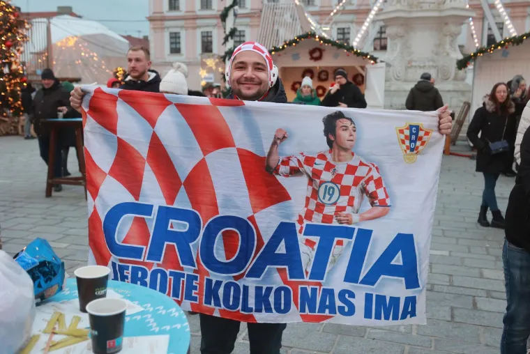 Navijači prate utakmicu Hrvatska - Maroko u Osijeku