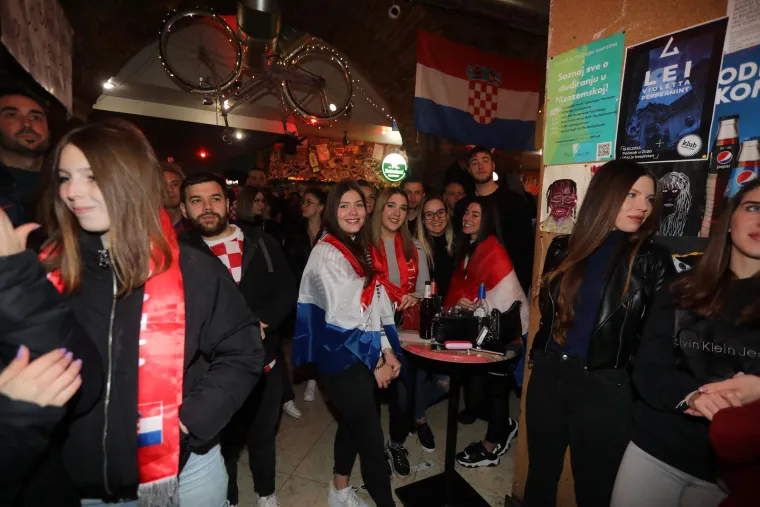 Navijači prate utakmicu Hrvatska - Maroko u Rijeci