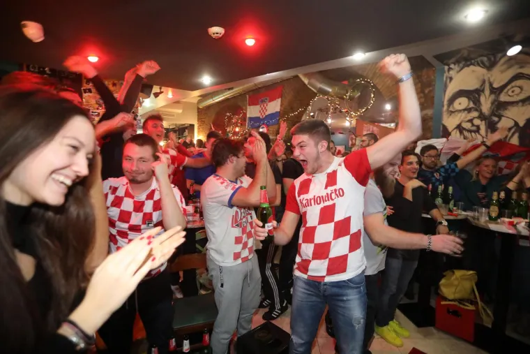 Navijači prate utakmicu Hrvatska - Maroko u Rijeci