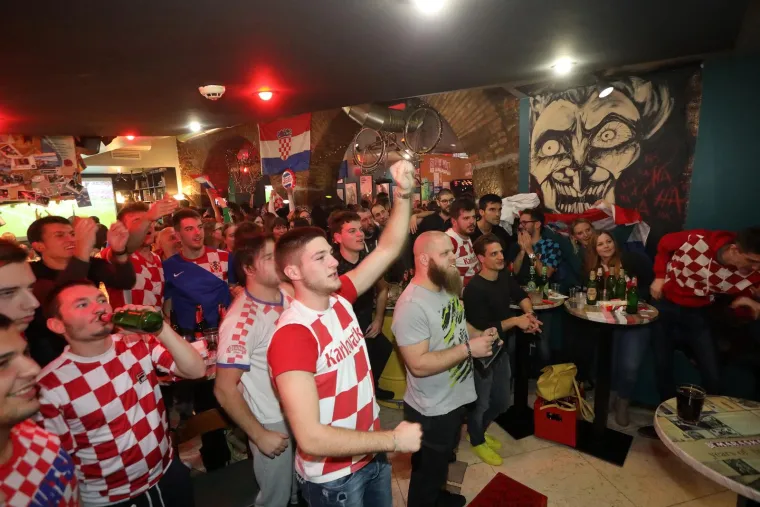Navijači prate utakmicu Hrvatska - Maroko u Rijeci