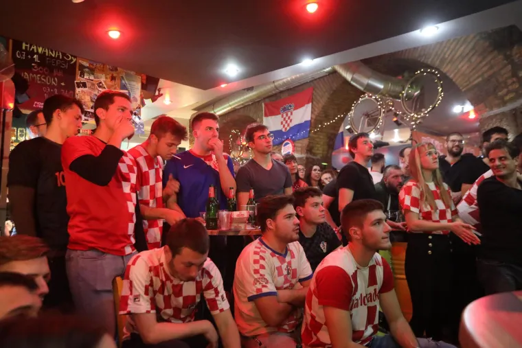 Navijači prate utakmicu Hrvatska - Maroko u Rijeci