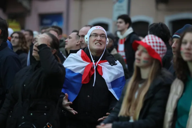 Navijači prate utakmicu Hrvatska - Maroko u Puli