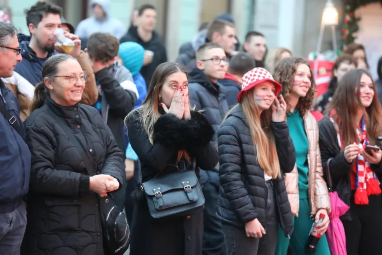 Navijači prate utakmicu Hrvatska - Maroko u Puli
