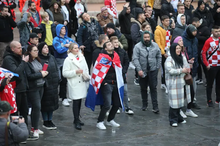 Navijači prate utakmicu Hrvatska - Maroko u Puli