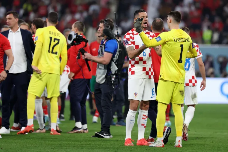 Vatreni slavili nakon pobjede Maroka: Pogledajte kakva je atmosfera zavladala na terenu nakon kraja utakmice