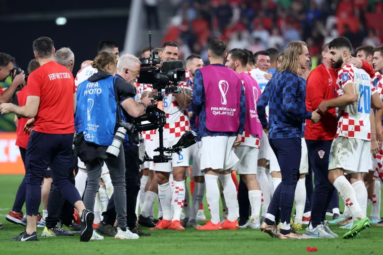 Vatreni slavili nakon pobjede Maroka: Pogledajte kakva je atmosfera zavladala na terenu nakon kraja utakmice