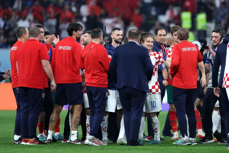 Vatreni slavili nakon pobjede Maroka: Pogledajte kakva je atmosfera zavladala na terenu nakon kraja utakmice