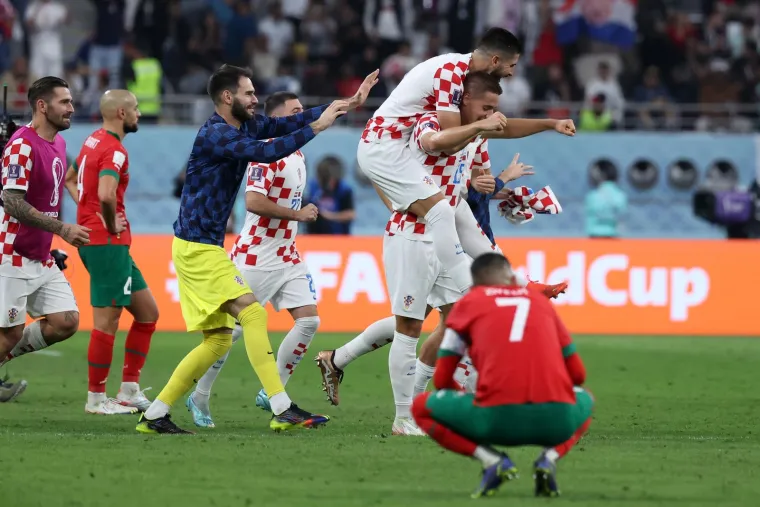 Vatreni slavili nakon pobjede Maroka: Pogledajte kakva je atmosfera zavladala na terenu nakon kraja utakmice
