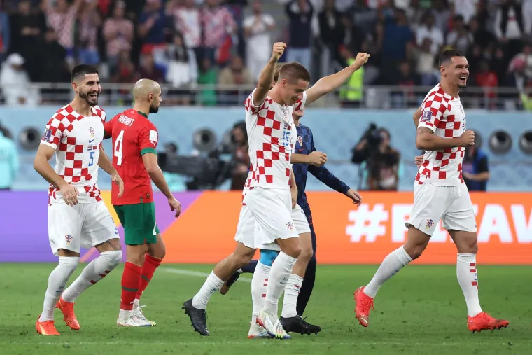 Vatreni slavili nakon pobjede Maroka: Pogledajte kakva je atmosfera zavladala na terenu nakon kraja utakmice