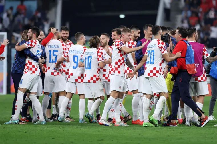 Vatreni slavili nakon pobjede Maroka: Pogledajte kakva je atmosfera zavladala na terenu nakon kraja utakmice