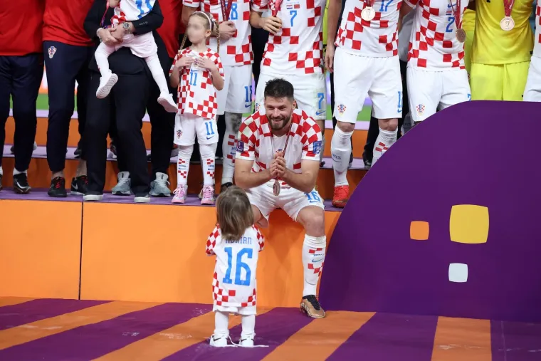 Vatreni u zagrljaju boljih polovica i slatkih nasljednika: Modrića grlio tata Stipe, a Kovačić iz ruku nije ispu&scaron;tao preslatkog sinčića