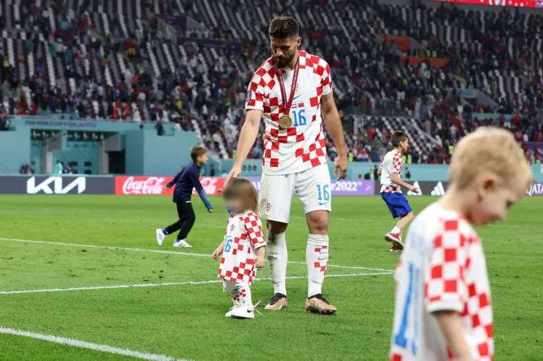 Vatreni u zagrljaju boljih polovica i slatkih nasljednika: Modrića grlio tata Stipe, a Kovačić iz ruku nije ispu&scaron;tao preslatkog sinčića