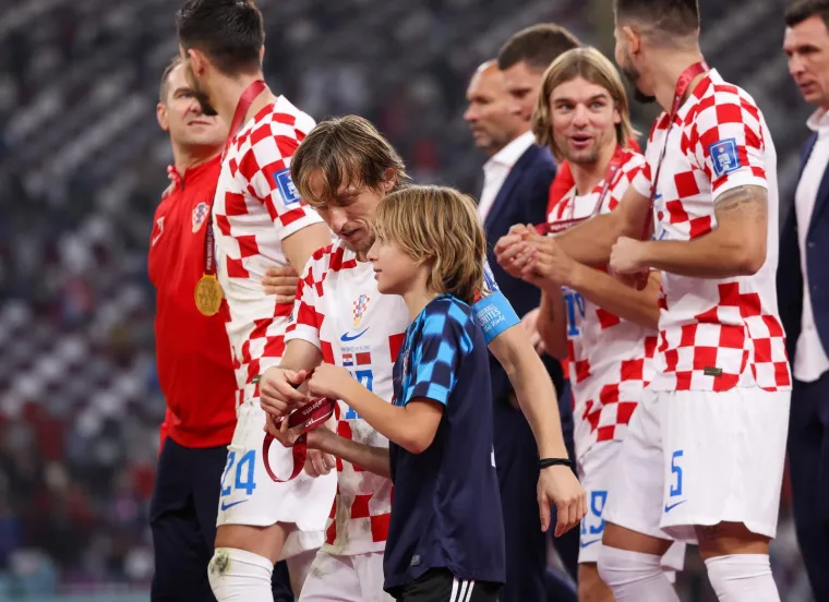 Vatreni u zagrljaju boljih polovica i slatkih nasljednika: Modrića grlio tata Stipe, a Kovačić iz ruku nije ispu&scaron;tao preslatkog sinčića