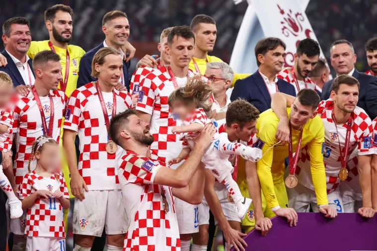 Vatreni u zagrljaju boljih polovica i slatkih nasljednika: Modrića grlio tata Stipe, a Kovačić iz ruku nije ispu&scaron;tao preslatkog sinčića