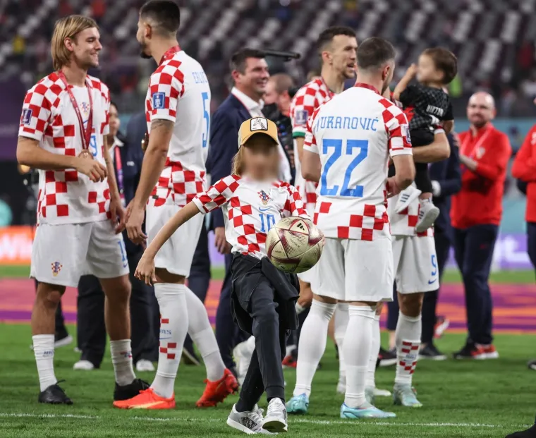 Vatreni u zagrljaju boljih polovica i slatkih nasljednika: Modrića grlio tata Stipe, a Kovačić iz ruku nije ispu&scaron;tao preslatkog sinčića