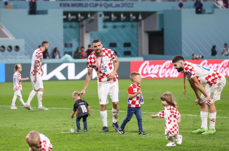 Vatreni u zagrljaju boljih polovica i slatkih nasljednika: Modrića grlio tata Stipe, a Kovačić iz ruku nije ispu&scaron;tao preslatkog sinčića