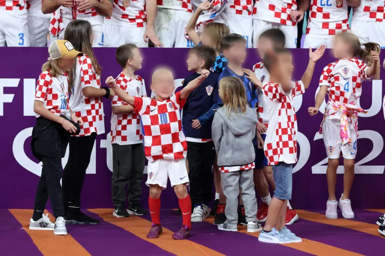 Pogledajte kako su slatki mali&scaron;ani Vatrenih ponosno ljubili i grlili očeve nakon utakmice