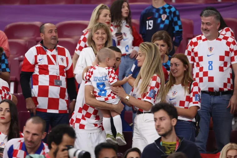 Pogledajte kako su slatki mali&scaron;ani Vatrenih ponosno ljubili i grlili očeve nakon utakmice