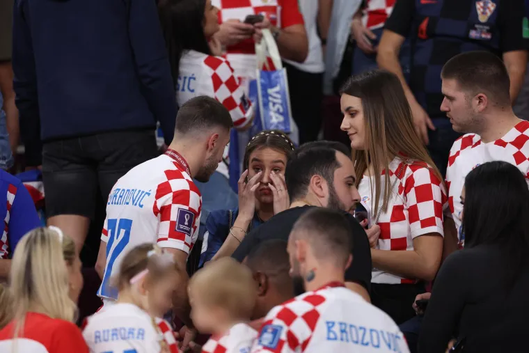 Pogledajte kako su slatki mali&scaron;ani Vatrenih ponosno ljubili i grlili očeve nakon utakmice