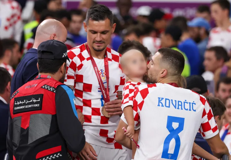 Pogledajte kako su slatki mali&scaron;ani Vatrenih ponosno ljubili i grlili očeve nakon utakmice