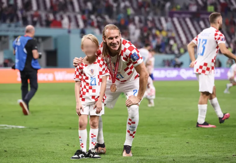 Pogledajte kako su slatki mali&scaron;ani Vatrenih ponosno ljubili i grlili očeve nakon utakmice