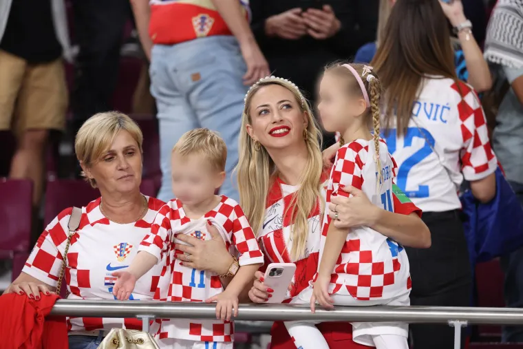 Pogledajte kako su slatki mali&scaron;ani Vatrenih ponosno ljubili i grlili očeve nakon utakmice