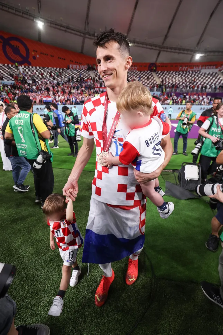 Pogledajte kako su slatki mali&scaron;ani Vatrenih ponosno ljubili i grlili očeve nakon utakmice