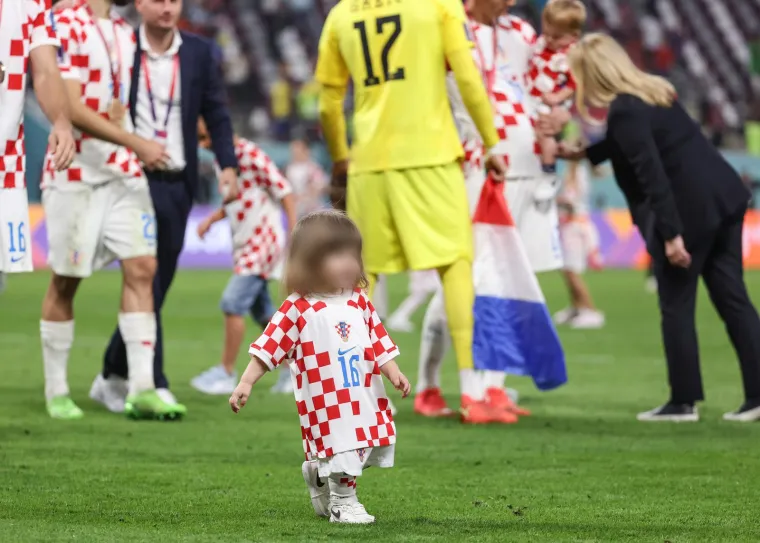 Pogledajte kako su slatki mali&scaron;ani Vatrenih ponosno ljubili i grlili očeve nakon utakmice