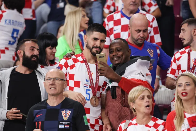 Pogledajte kako su slatki mali&scaron;ani Vatrenih ponosno ljubili i grlili očeve nakon utakmice