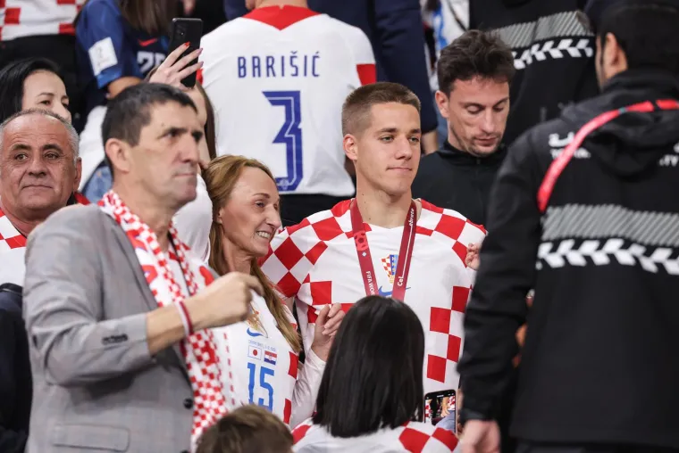 Pogledajte kako su slatki mali&scaron;ani Vatrenih ponosno ljubili i grlili očeve nakon utakmice