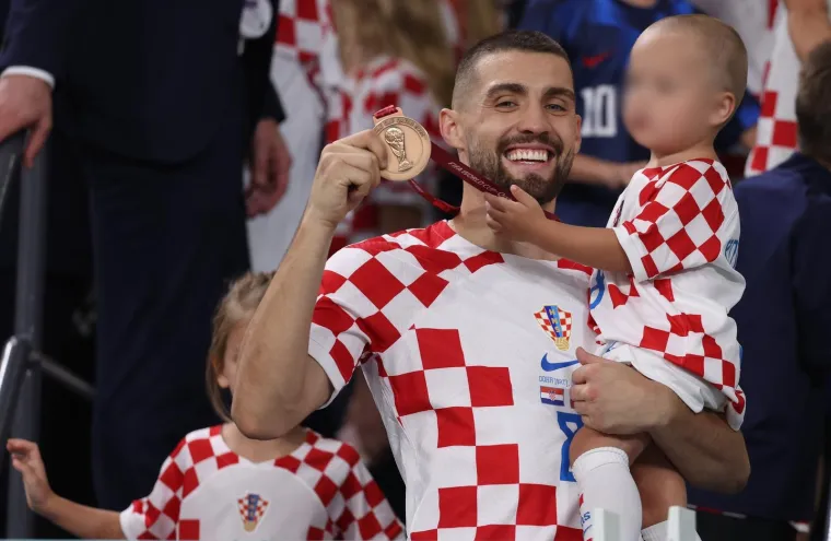 Ovo niste mogli vidjeti na TV-u. Pogledajte &scaron;to je Mateo Kovačić radio dok su ostali Vatreni slavili