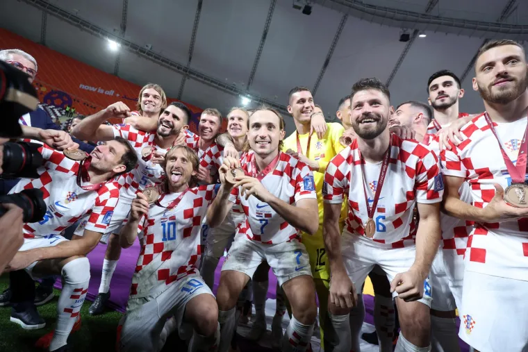 Ovo niste mogli vidjeti na TV-u. Pogledajte &scaron;to je Mateo Kovačić radio dok su ostali Vatreni slavili