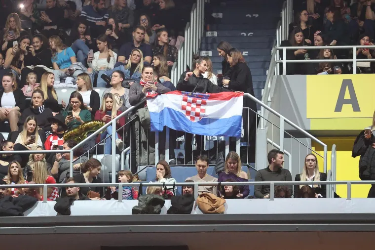 Navijači na koncertu Jelene Rozge