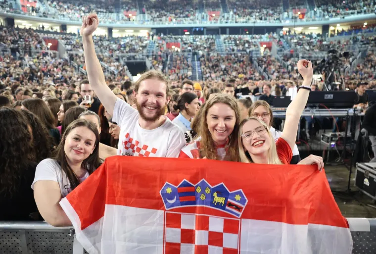 Navijači na koncertu Jelene Rozge
